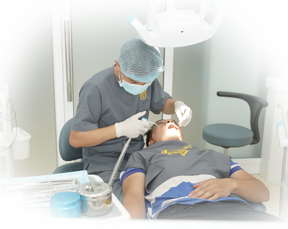 Bác sĩ đang điều trị cho bệnh nhân tại phòng khám